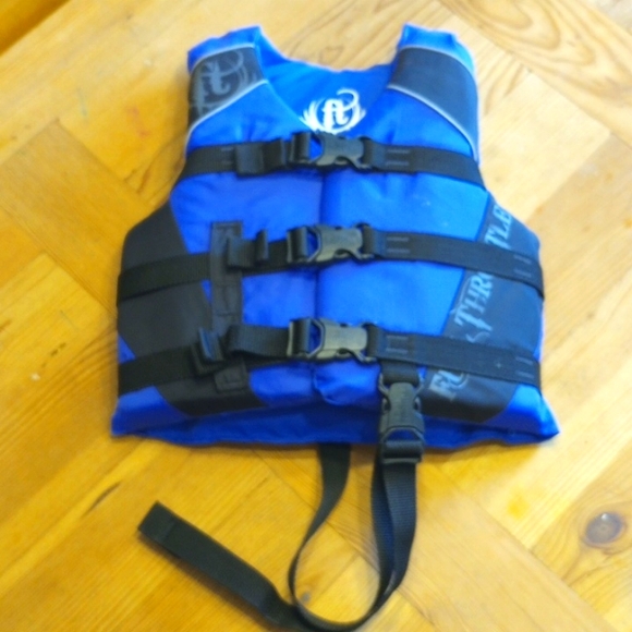 Like new Full Throttle Children's Life Vest 30-50 lbs - Picture 1 of 4